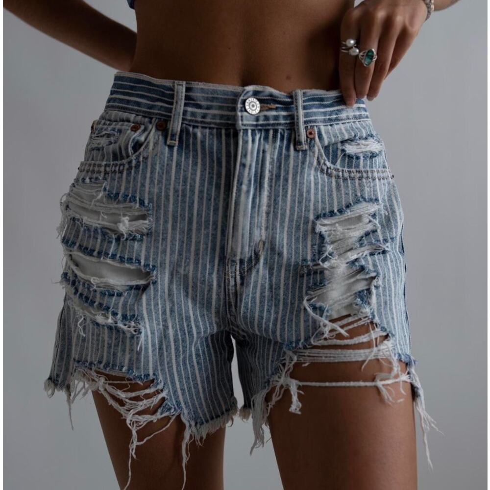 American Eagle Outfitters 90’s Boyfriend Short Ripped Striped Blue Womens Size 6